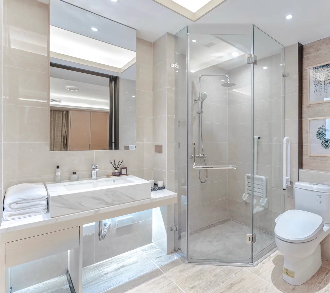 Helles Bad mit bodengleicher Dusche und Haltegriffen