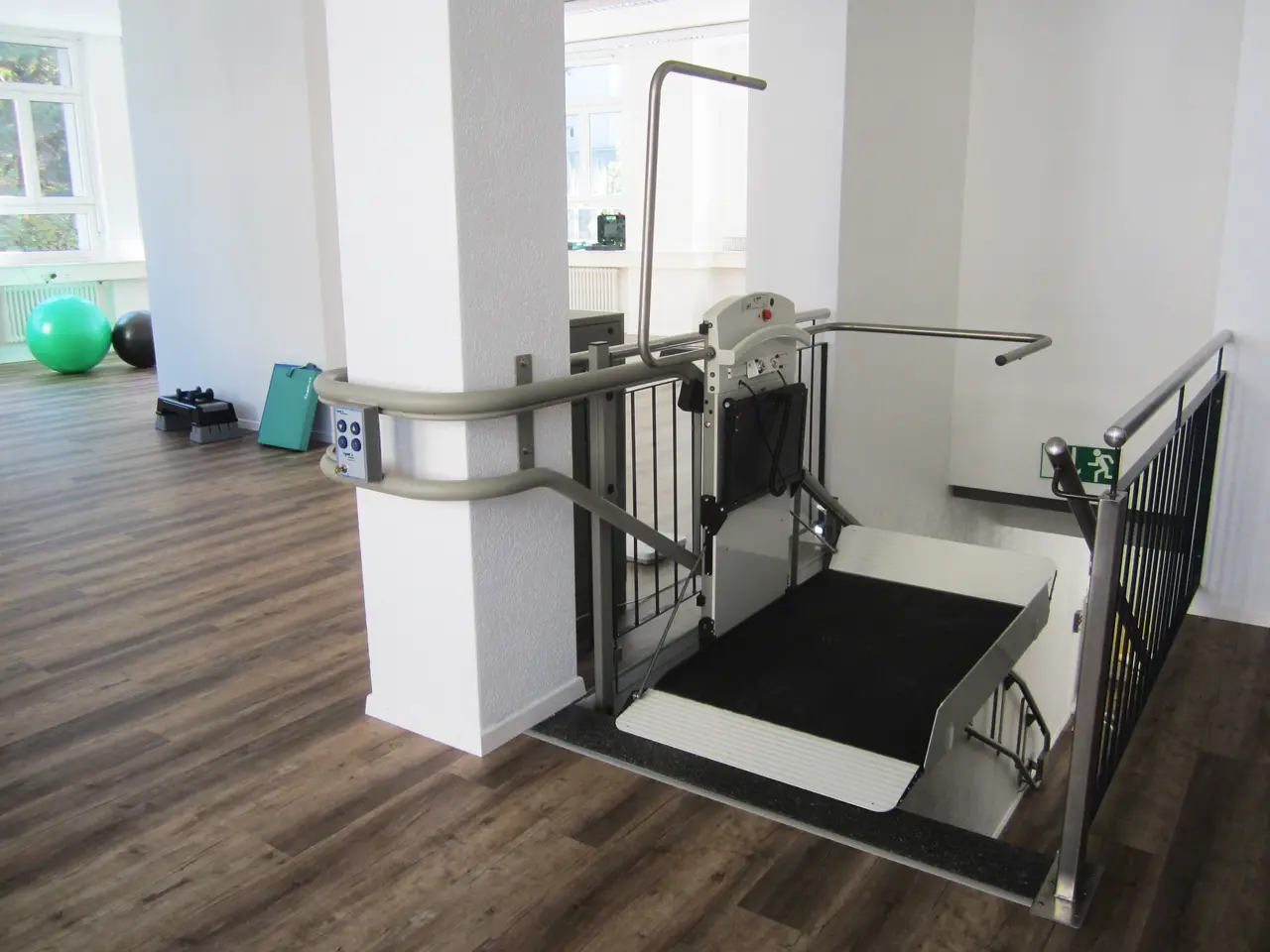 Plattformlift an einer Treppe im Haus