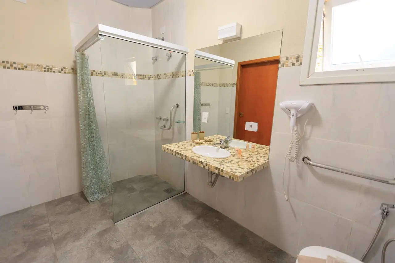 Dusche ohne Schwelle mit Haltegriff, wo früher eine Wanne stand
